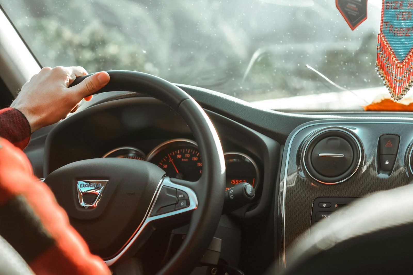 Pembasmi kecoa di mobil profesional dan efektif oleh Garda Pest Control untuk menghilangkan kecoa dan hama lainnya di dalam kendaraan